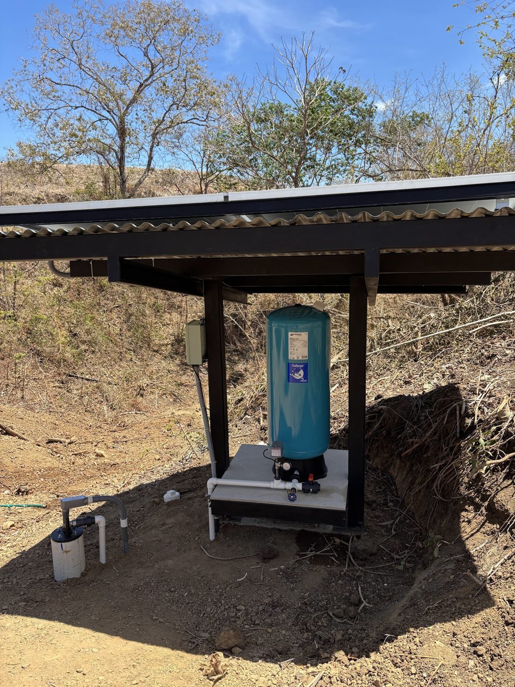 Estación de bombeo solar con tanque de presión en una ladera rural