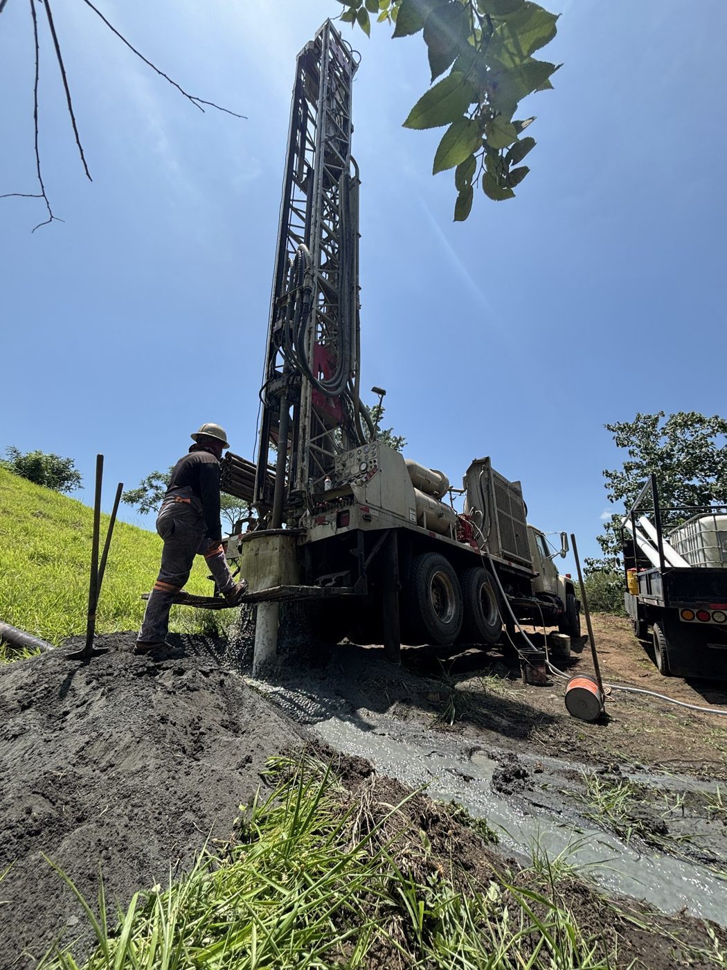 Equipo de perforación trabajando en un pozo de uno de nuestros proyectos en Azuero