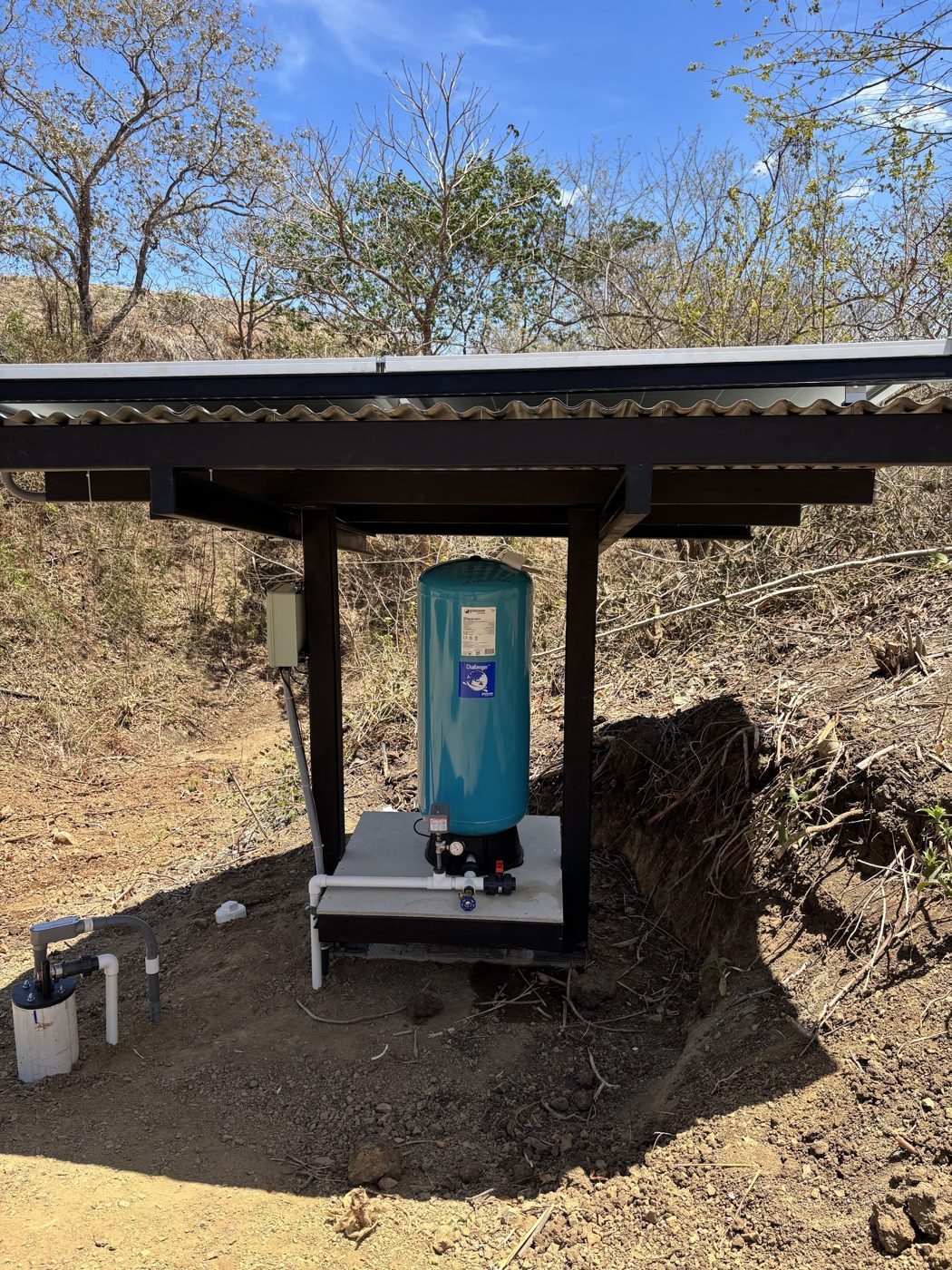 Sistema de filtración con tanque de presión bajo un cobertizo exterior