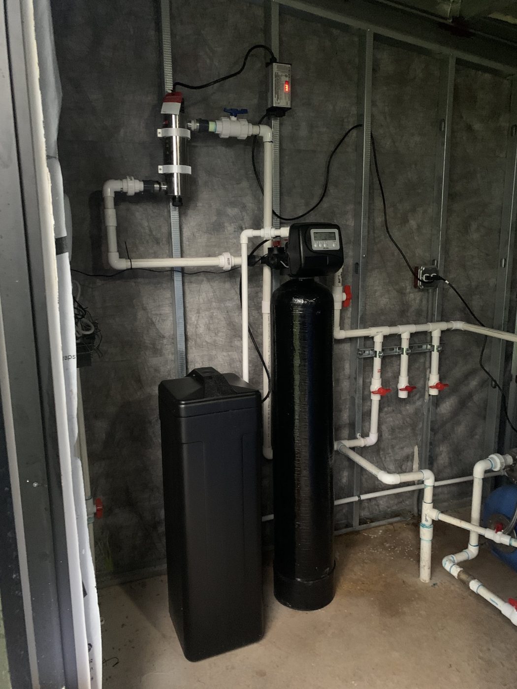 Ablandador y manifold de filtración de casa completa en un cuarto de máquinas