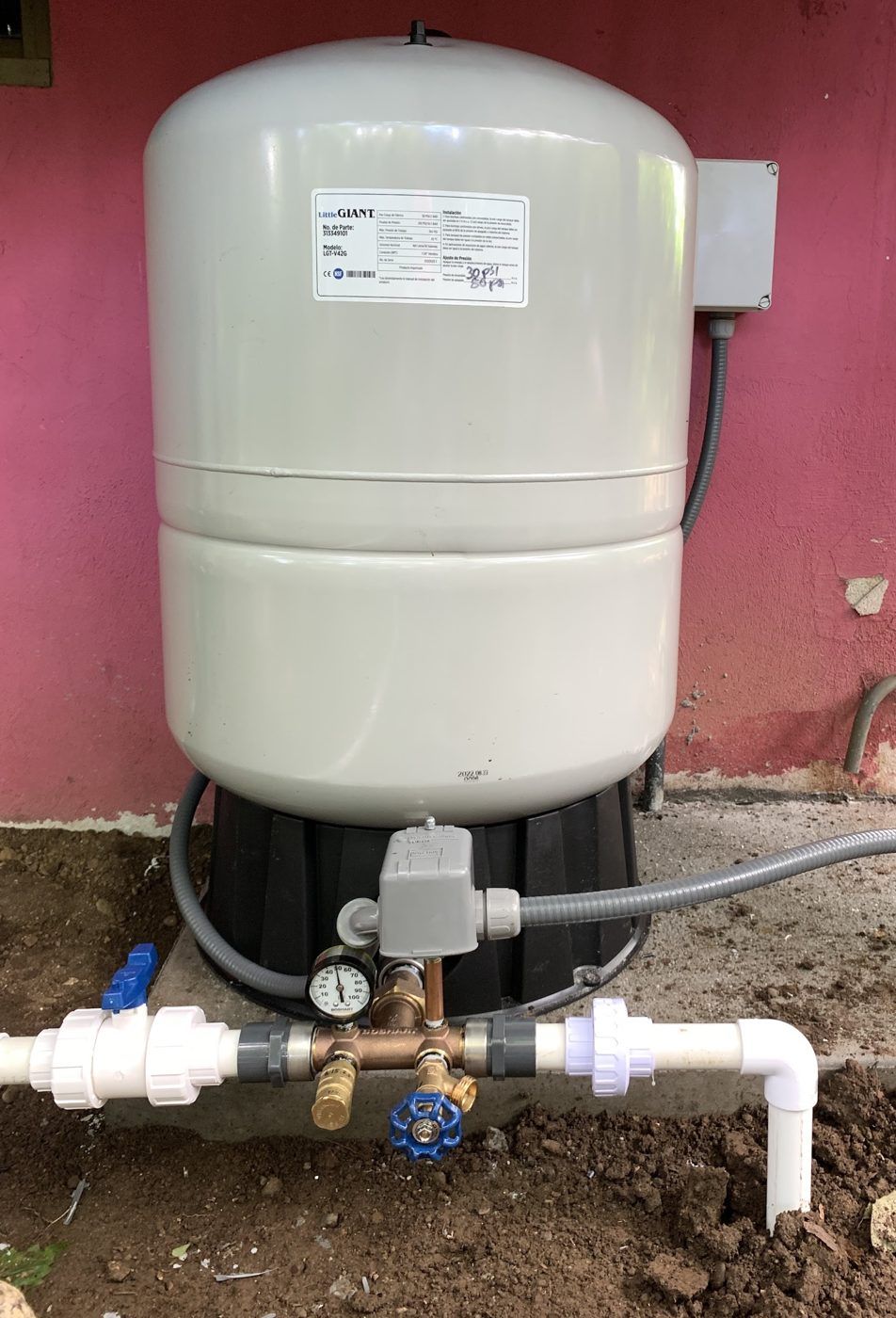 Tanque de presión con manifold de bronce y manómetro en una casa