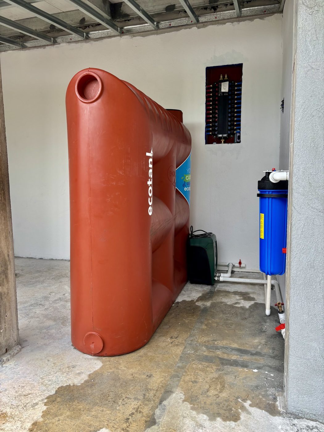 Cisterna de reserva con filtro big-blue y manifold de distribución