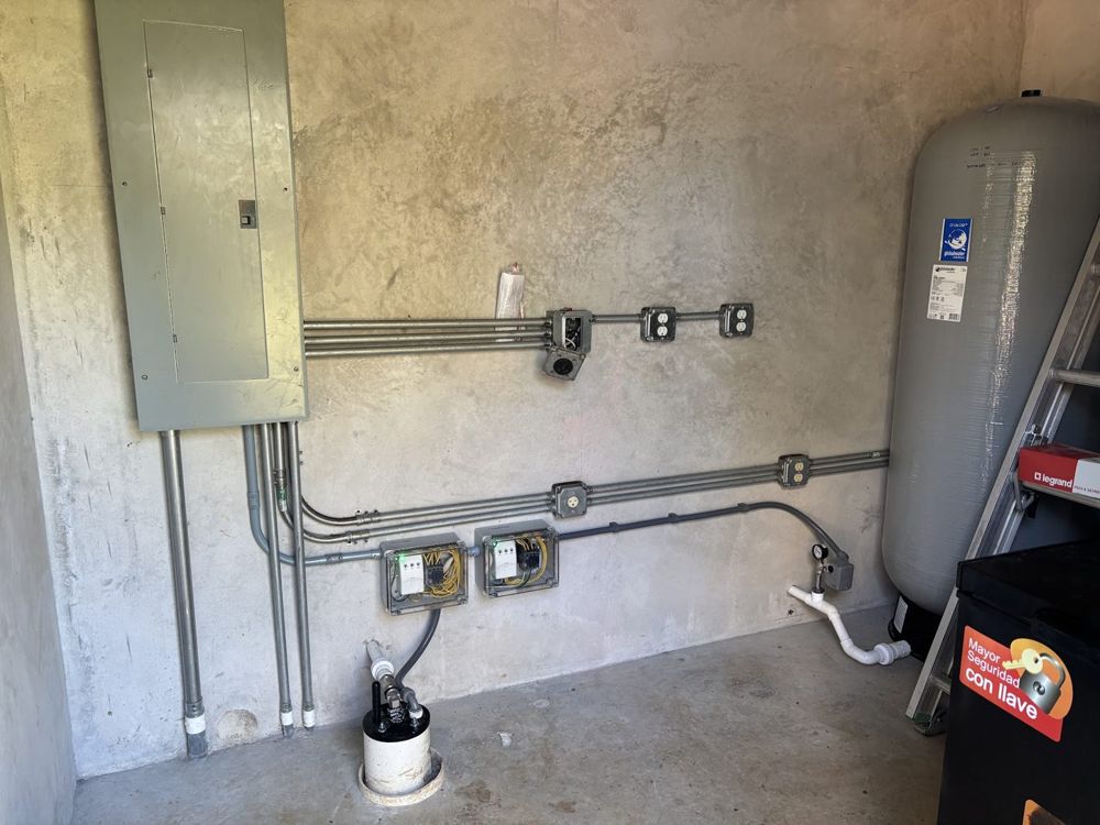 Panel eléctrico, presostatos y tubería conduit de un sistema de agua